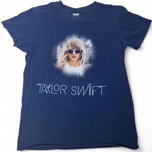 ⭐️ Taylor Swift ‘1989” Tour Gildan Tee